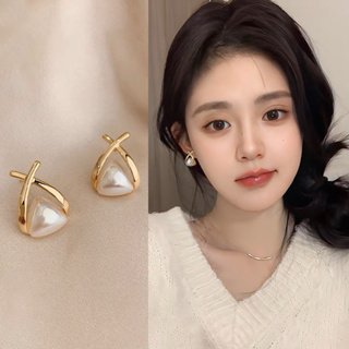 Jewelry Bling 💎ต่างหูทรงสามเหลี่ยมสีทอง ประดับไข่มุกน่ารักๆ สไตล์เกาหลีมินิมอล