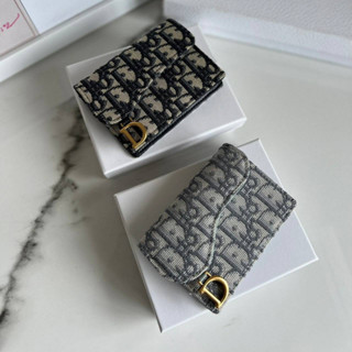 กระเป๋า DIOR SADDLE MINI WALLET  งานออริ    เป็นงานดีที่สุด สำหรับตัวนี้คุ้มมาก ทำจากหนังเเท้+ ผ้าเเคนวาสอย่างดี