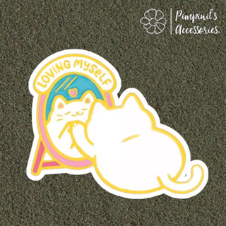 ʕ •ᴥ•ʔ ✿ พร้อมส่ง : เข็มกลัดลายแมวขาวนั่งส่องกระจก | "LOVING MYSELF" White Cat Looking in The Mirror Enamel Brooch Pin.