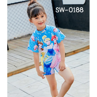 SW0188 ชุดว่ายน้ำเด็กผู้หญิง ลายเจ้าหญิง สีฟ้ แบบบอดี้สูท แขนขาสั้น พร้อมหมวกว่ายน้ำ สีฟ้า (เซ็ต 2ชิ้น) S.110/120