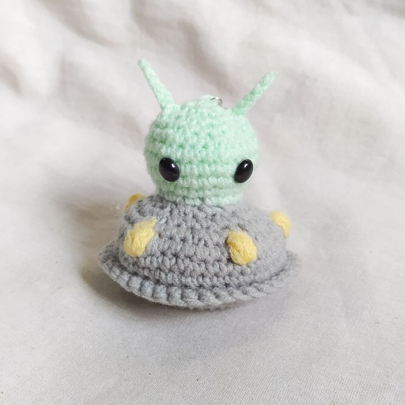 alien ufo keychain พวงกุญแจ ที่ห้อยกระเป๋า เอเลี่ยน แฮนด์เมด พวงกุญแจถัก พวงกุญแจไหมพรม ตุ๊กตาถัก โครเชต์