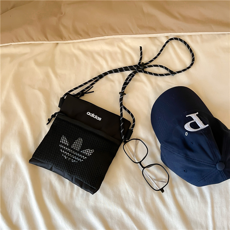 adidasกระเป๋าสะพายข้างแนวทแยงมุมแฟชั่น（สินค้าพร้อมส่ง)）
