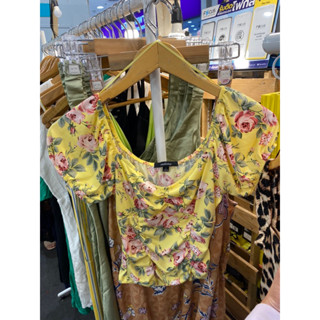 เสื้อสีเหลืองลายดอกไม้ size s-m ผ้ายืด เสื้อยืด