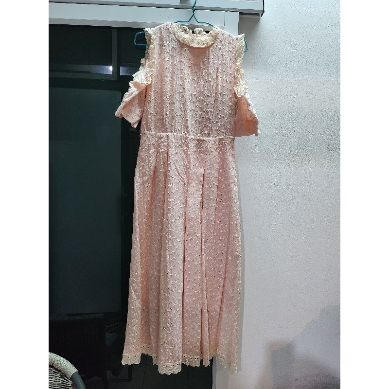 [ส่งต่อ][เสื้อผ้ามือสอง] เดรสลูกไม้ยาวงานป้าย vegus luxury size L (อก35 เอว29 สะโพก48 ยาว48)  ดีเทลเ