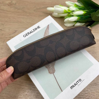 กระเป๋าใส่ดินสอ ปากกา ใส่แปรงเครื่องสำอางค์  Coach Pencil Case In Signature Canvas C6333 ลายซี สีน้ำตาลเข้ม 8 นิ้ว