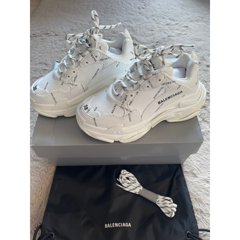 รองเท้าBalenciaga Triple S สีดาว สภาพดีใช้ไปครั้งเดียว
