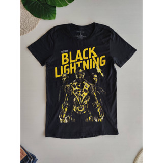 เสื้อยืด Black lightning ฮีโร่ DC ลายรวมฮีโร่ สีดำ ลายใหญ่ สภาพใหม่มาก Size M