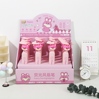 Lotso 2 in 1ปากกาเน้นข้อความ พัดลมขนาดเล็ก ลายการ์ตูนหมีสตรอเบอร์รี่น่ารัก เครื่องเขียนสร้างสรรค์ ง่ายต่อการพกพา เหมาะสําหรับสํานักงานโรงเรียน