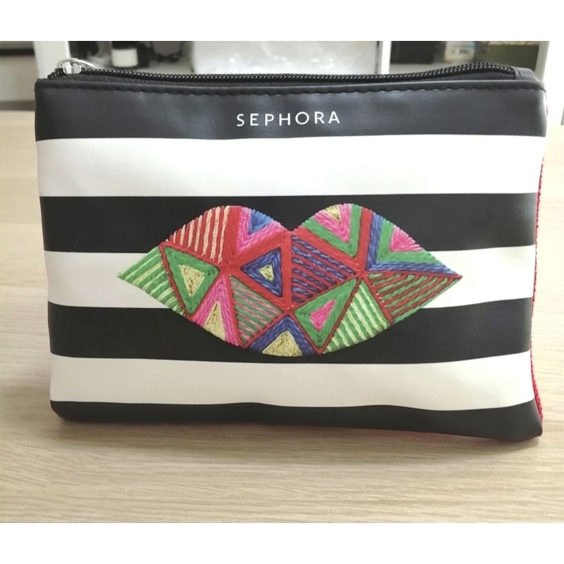 กระเป๋า SEPHORA ขนาด 8"x6" ทรงครัช ด้านหน้าหนังpu ลายสุดชิค ด้านหลังเป็นผ้าทอสีแดง สวยจริงค่ะ มือ1 ข