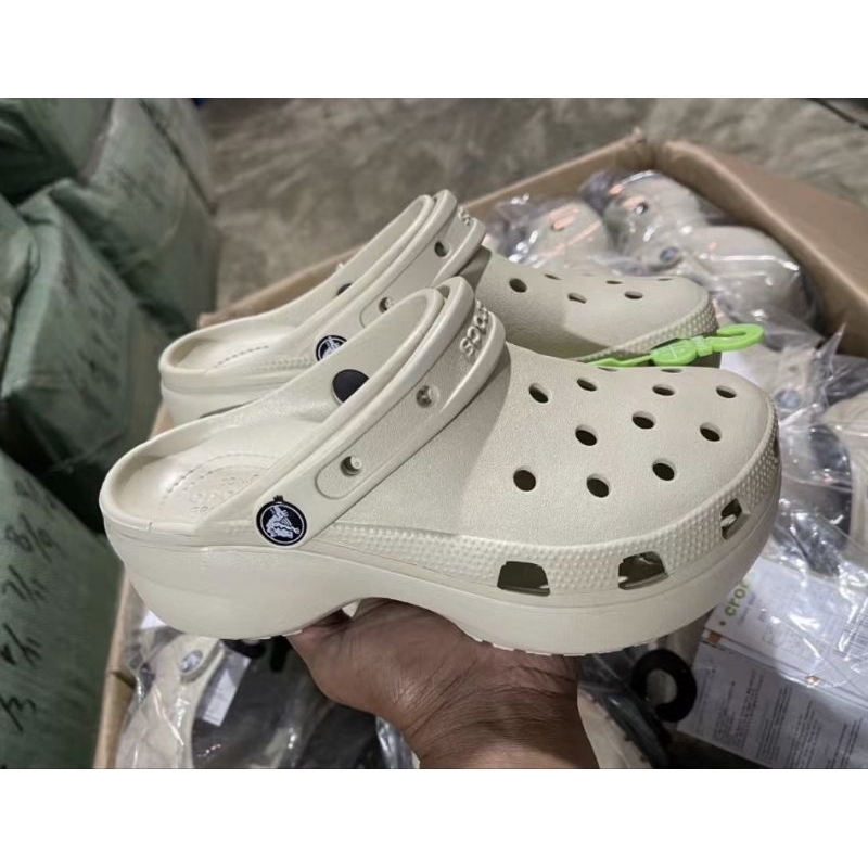 Crocs Collection รองเท้าแตะ รองเท้าเสริมส้น UX Classic Crush Clog แบบสุดฮิตมาใหม่