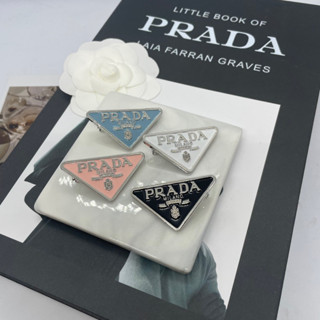 Prada Metal Hair Clip หนีบปากเป็ด  กิ๊บหนีบปากเป็ด หนีบผม โชว์โลโก้ปราด้า  ประดับผมหน้าม้า ก็สวยเก๋  อะไหล่เงิน