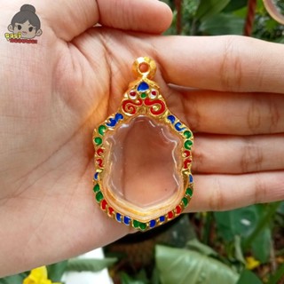 กรอบพระทรงเสมา กรอบพระชุบทอง(ลายคละสี) | ทรงเสมา | กว้าง2.9*สูง4.0ซม.(ขนาดจอกระจก)