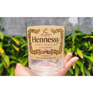 แก้ว Hennessy แก้วตัดจากขวด Hennessy ติดสติ๊กเกอร์กันน้ำให้เรียบร้อย