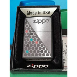 ZIPPO 48709  ZIPPO HEXAGON DESIGN  BLACK MATTE COLOR IMAGE  สีดำเมทาลิคลายแบบสกรีน  ของใหม่ไม่ผ่านการใช้งานมาพร้อมกล่อง