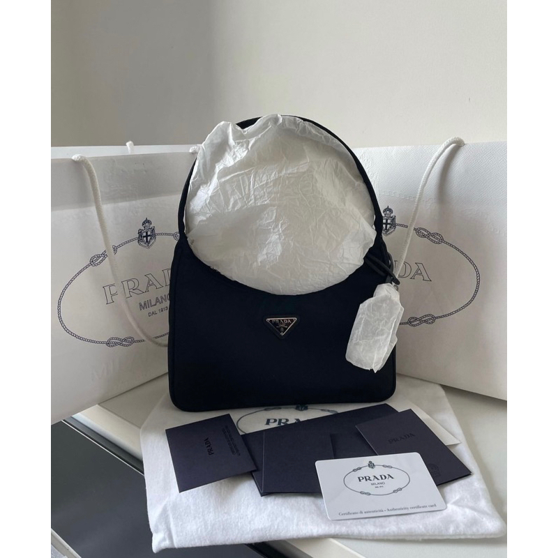 Prada re edition 2000 Y.22 หูผ้า