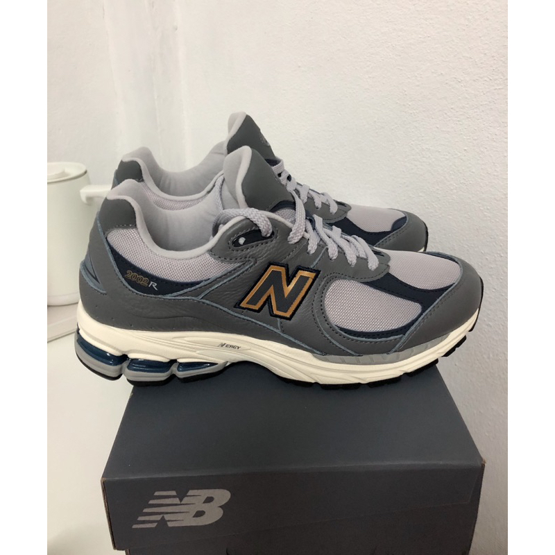 รองเท้า New balance 2002R