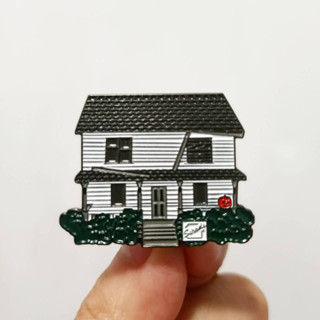 เข็มกลัด / หมุดโลหะ บ้านของไมเคิลไมเยอร์สในฮาโลวีน Michael Myers House 🏚🎃👻 (Hard Enamel Pin)