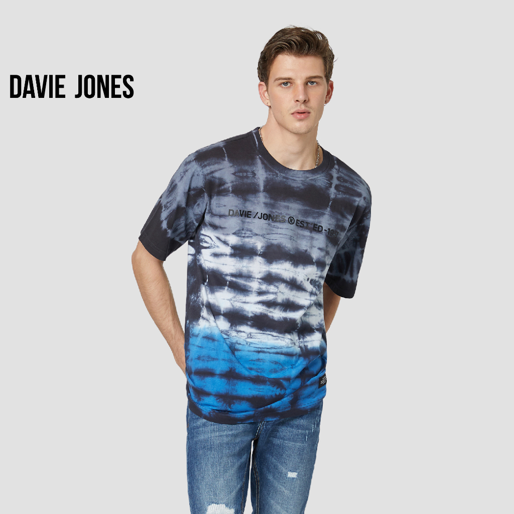 DAVIE JONES เสื้อยืด มัดย้อม พิมพ์ลาย Graphic Tie-Dye Oversize T-Shirt WA0132 สีน้ำเงิน