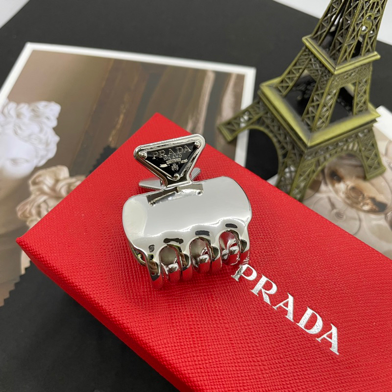 Prada triangle-logo claw hair clip กิ๊บเหล็กเงิน ตัวหนีบ ประดับโลโก้ ปราด้า สีเงินเงามาก งานสวย ถ่ายจากสินค้าจริง