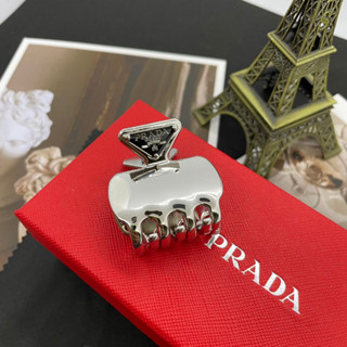 Prada triangle-logo claw hair clip กิ๊บเหล็กเงิน ตัวหนีบ ประดับโลโก้ ปราด้า สีเงินเงามาก งานสวย ถ่ายจากสินค้าจริง