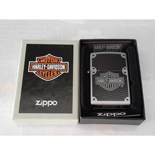 ZIPPO 24025   HARLEY DAVIDSON CARBON FIBER  SATIN CHROME COLOR IMAGE ของใหม่ไม่ผ่านการใช้งาน  มาพร้อมกล่องตรงรุ่นของแท้