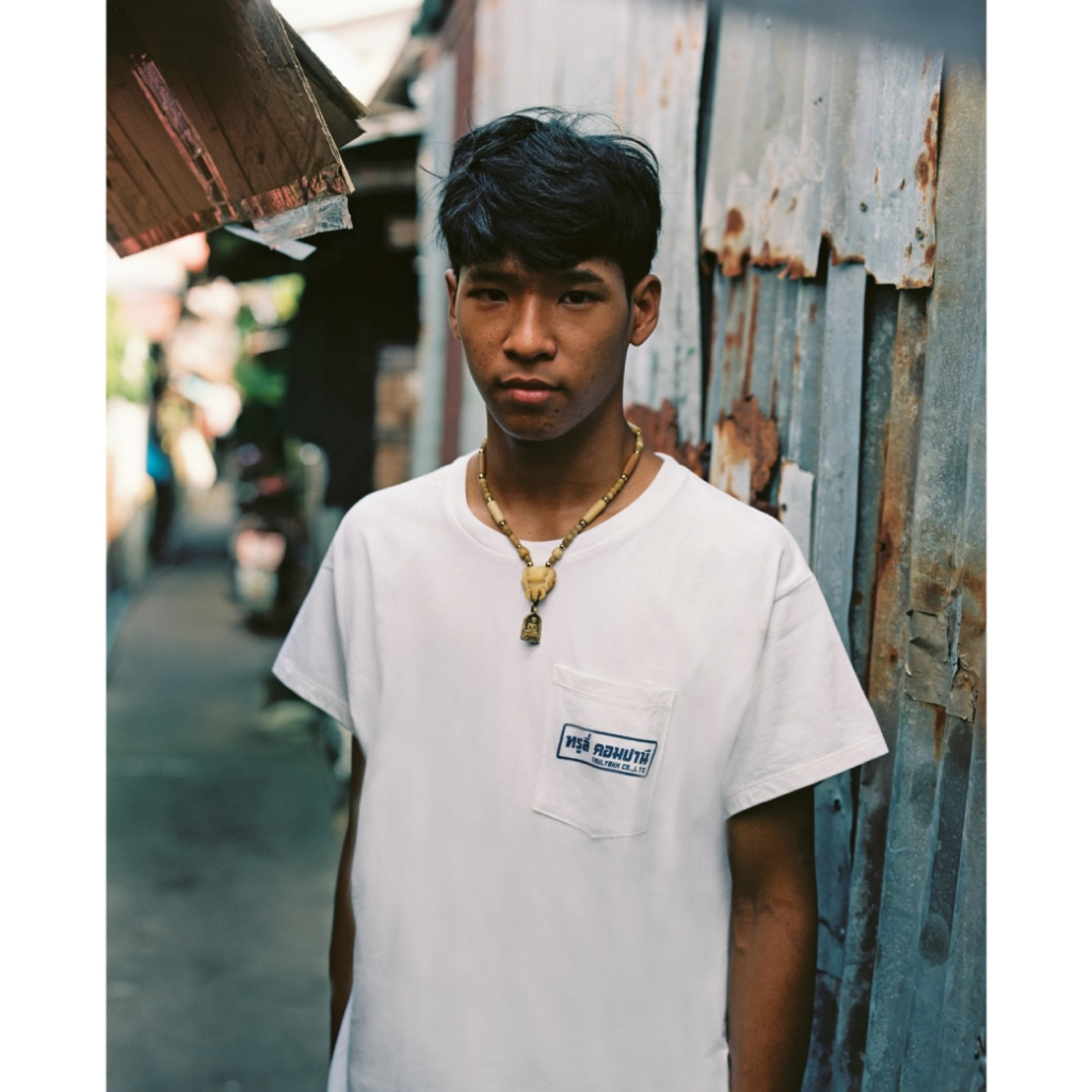 TRULY Pocket tee สีกรม HUM สู้ชีวิต