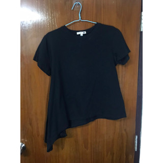 (มือ2) เสื้อยืด แขนสั้น uniqlo สีดำ คอกลม ชายเสื้อยาวข้างเดียว ป้าย jwanderson size m อก 36