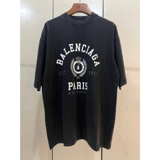 BALENCIAGA 1917 40 RUE DE SEVRES T-SHIRT BLACK เสื้อยืดคอกลมแขนสั้น แบรนด์บาลองเซียก้า สกรีนตัวหนังสือโลโก้ ปีค.ศ.1917