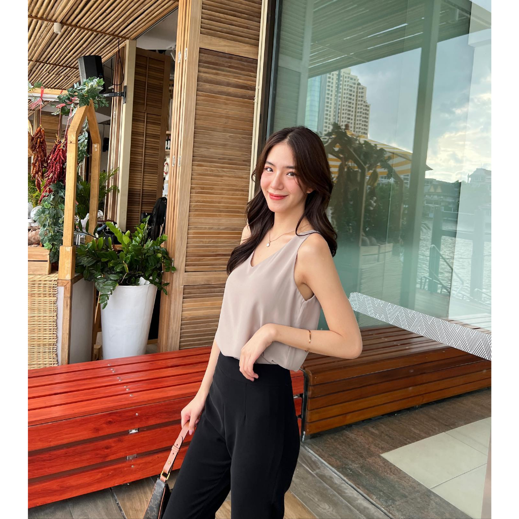 ”Merry Blouse“เสื้อแขนกุด ทรงกล้าม-คอวี ผ้าชีฟองนิ่มๆ ทบผ้าซ่อนตะเข็บ เบสิคใส่เที่ยว หรือใส่ทำงานได้สูททับได้