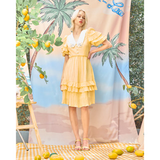 Wila-LEMON MIDI DRESS เดรสคอวีทรงวินเทจย้อนยุคสีเหลืองมะนาว มีปกขาวปักลายมะนาว ฟลามิงโก้ แขนสั้นทรงตุ๊กตาพอง ตัดต่อระบาย