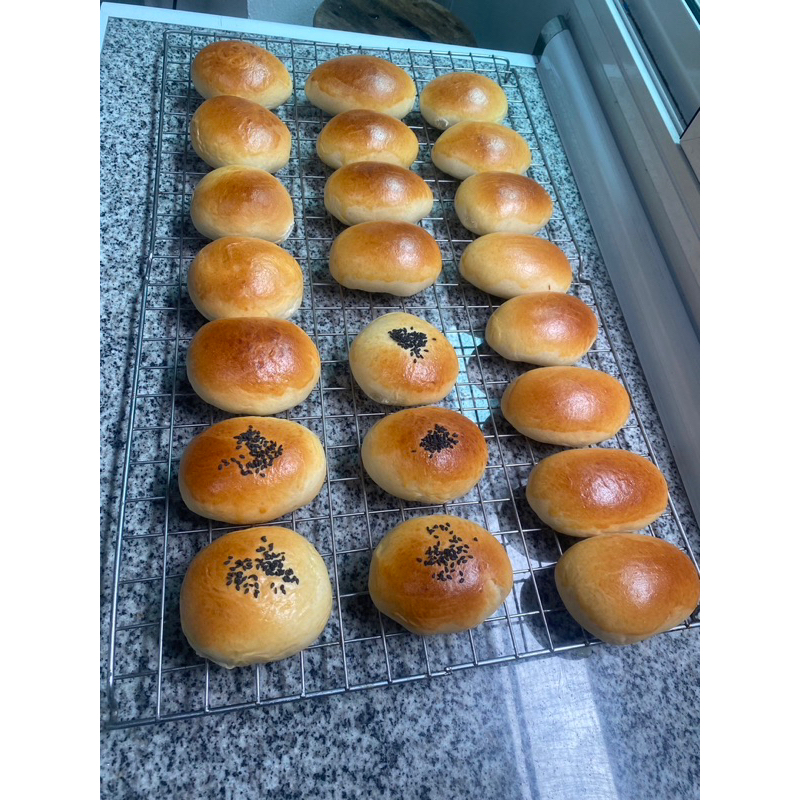 ขนมปังบัน มีไส้/ไม่มีไส้ 13 บาท