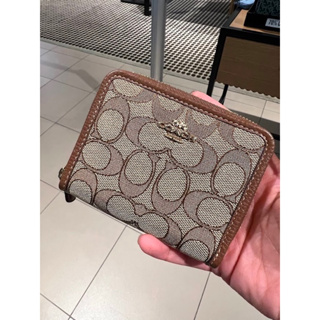 พร้อมส่ง แท้ 🇺🇸💯% New SMALL ZIP AROUND WALLET IN SIGNATURE JACQUARD (COACH CH389) IM/KHAKI/SADDLE MULTI