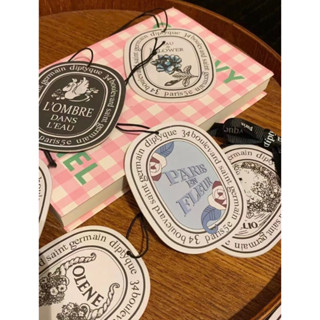 แผ่นน้ำหอม แผ่นน้ำหอมรถยนต์   Diptyque 5กลิ่น แถมเชือก สไตล์ Luxury น้ำหอมตู้เสื้อผ้า พร้อมส่ง!!