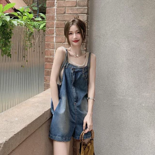 Swan shop ☘️เอี๊ยมยีนส์ขาสั้น ด้านข้านมีกระเป๋า ผ้าเดนิมทรงตรงสวยเข้ารูป สไตล์เกาหลีฤดูร้อน รุ่นใหม่พร้อมส่ง