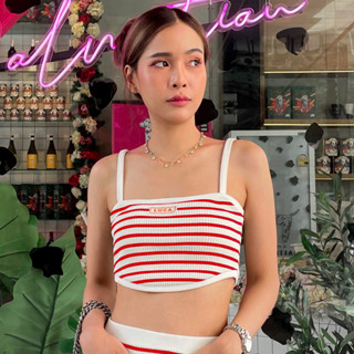 RED ELLA CROP TOP - เสื้อยืดผ้าคอตต้อน ลายริ้วสลับสี ดีเทลปักโลโก้