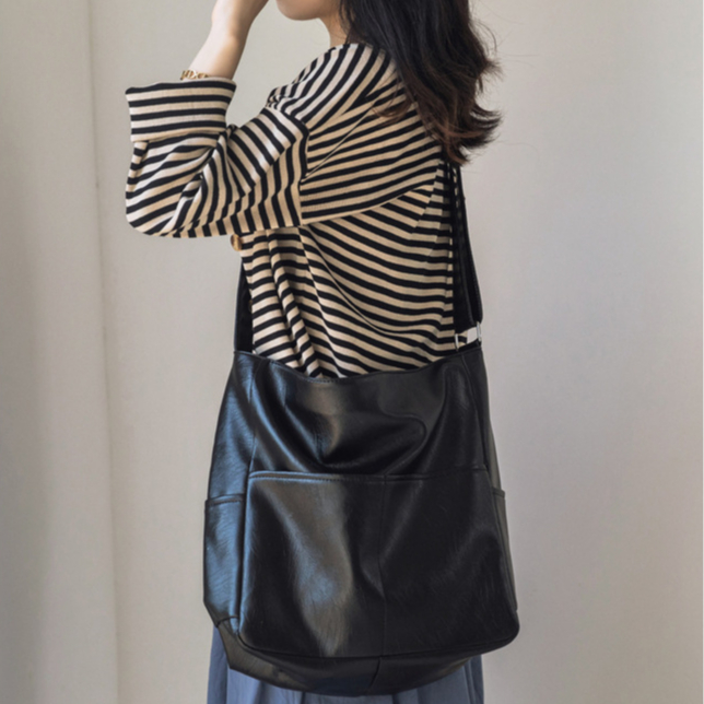 กระเป๋าหนังนิ่มใบใหญ่ ใส่ของได้เยอะ หนังเงาช่องใส่ของมาก F049