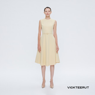 VICKTEERUT Re-Edition Sleeveless Flared Dress with Belt Detail เดรสแขนกุด กระโปรงบาน ตกแต่งเข็มขัด