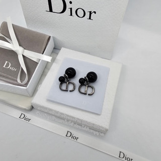 DlOR Tribales Earrings black in metal  ต่างหูดิ ไข่มุกสีดำ  โลโก้ CD  งานสวย ภาพถ่ายสินค้าจริง