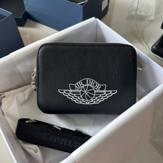 กระเป๋า Christian Dior Pouch with shouder strap          ใบนี้งานสวยมากๆเลยตัวกระเป๋าทำจากหนังแท้ทั้งใบ 🧡