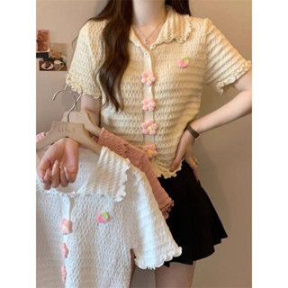 miniminey🌸 เสื้อครอปโปโลคอปก แต่งกระดุมดอกไม้ 3D  น่ารักตะมุ ตะมิ เก็บทุกสีไปเลออออ 💗