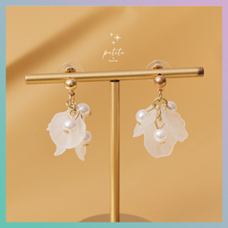 [petite by PRAKYRE] Sakura Airy Earrings - ต่างหูห้อยดอกไม้ประดับด้วยมุกแบบสาวหวาน