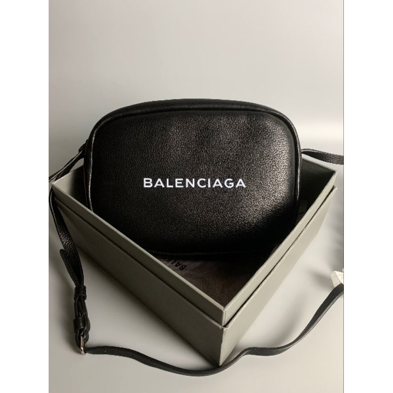 Balenciaga  everyday camera bag (Ori)📌size 25 cm.
📌สินค้าจริงตามรูป งานสวยงาม หนังแท้💯
