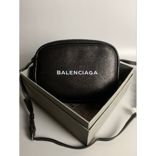 Balenciaga  everyday camera bag (Ori)📌size 25 cm.
📌สินค้าจริงตามรูป งานสวยงาม หนังแท้💯