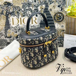 Small D!or Travel Vanity Case / D!or vanity 16cm กระเป๋าทรงกล่องใบเล็กกะทัดรัด ดีไซน์สวยโดดเด่น มีหูจับในตัว