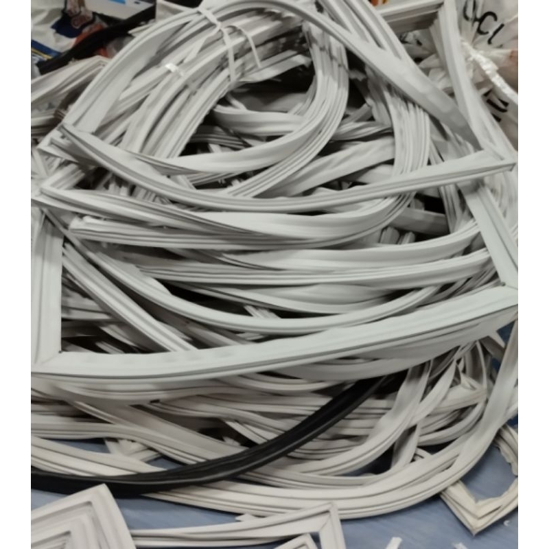 43 ขอบยางตู้เย็น ตัดตามขนาด กว้าง ยาว ตัดตามรุ่น ตามยี่ห้อ ยางอย่างดี** (ไม่รวมตู้เย็น ไซด์ บาย ไซด์)** ทักเเชทได้เลยคับ