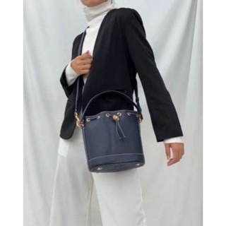 ถูกฝุดๆ งาน Shop #Tory Burch #TMonogram Leather Bucket Bag
 สี Navy เรียบหรูดูผู้ดี สะพายได้ทุกวัน