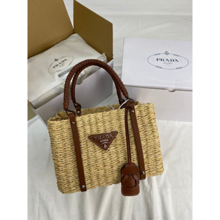 **do** กระเป๋า Praดา Woven Raffia tote ขนาด 30x28x16 cm สินค้าใหม่ ของแท้