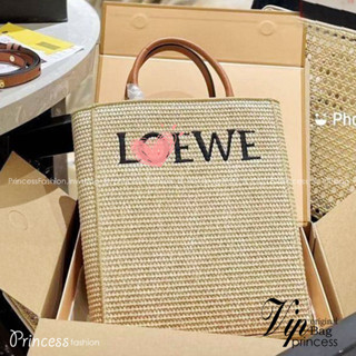 LQewe Leather-trimmed Raffia Tote / LQewe Tote Bag กระเป๋าโท้ท รูปทรงสวยงามสานเต็มใบ และยังโดดเด่นด้วยโลโก้ สีโทนอุ่น