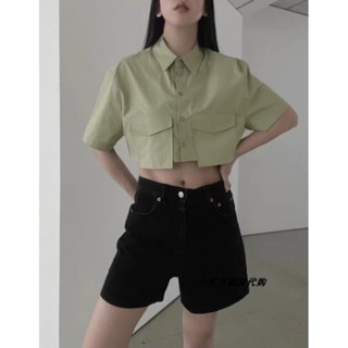 crop shirt เชิ้ตคอปกครอปแขนสั้น แต่งกระเป๋าคู่ด้านหน้าดูดี พร้อมส่ง