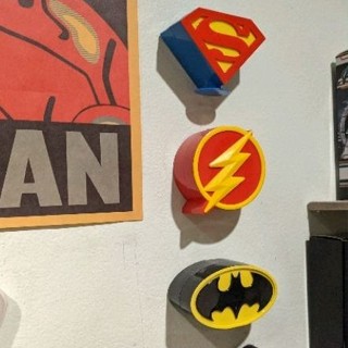 ตรา batman superman the flash ติดผนังสวยมาก เป็นกล่อง ของเล่น มีลูกอม ด้านใน ลิขสิทธื์ แท้ 011122
